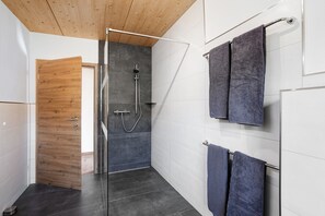 Een douche, een haardroger, handdoeken