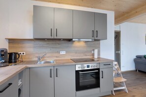 Frigorifero, forno, piano cottura, lavastoviglie