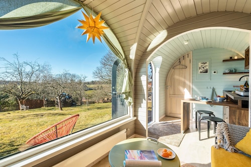 Tiny Home 'Stall Und Sterne - Kleiner Wagen' with Mountain View, Private Terrace and Wi-Fi