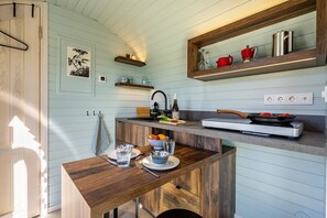 Frigorífico, placa de cocina, cafetera o tetera y tostadora