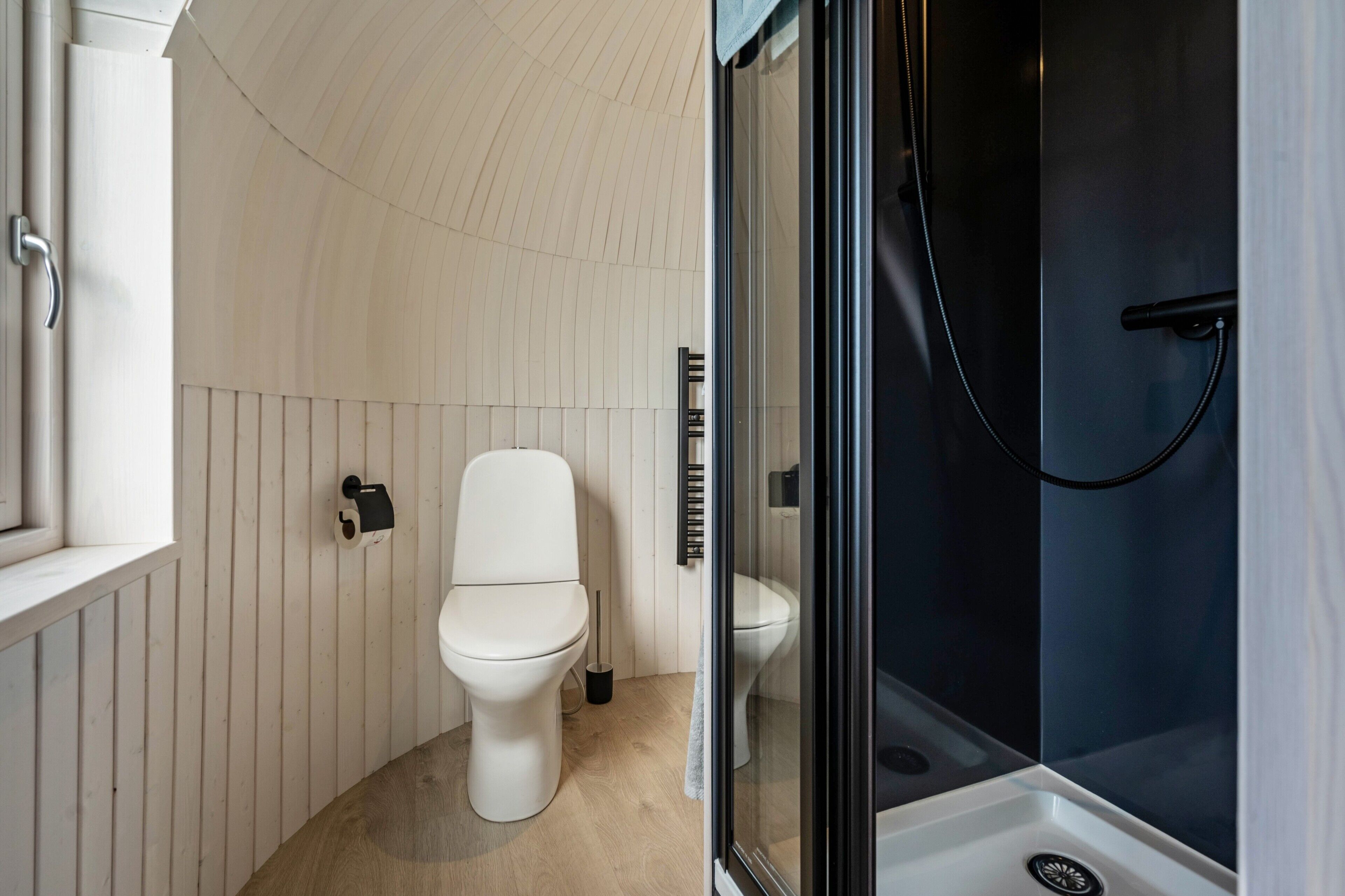 Een douche, handdoeken