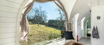 Tiny Home 'Stall Und Sterne - Großer Wagen' with Private Terrace, Shared Garden and Wi-Fi