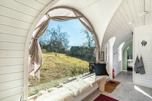 Tiny Home 'Stall Und Sterne - Großer Wagen' with Private Terrace, Shared Garden and Wi-Fi