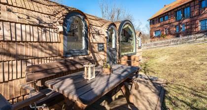 Tiny Home 'Stall Und Sterne - Großer Wagen' mit privater Terrasse, Gemeinschaftsgarten und Wi-Fi