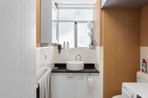 Regadera, secadora de cabello, jabón, shampoo 