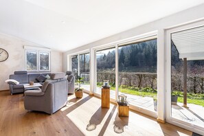 Un salon moderne avec un canapé, une table basse et des plantes en pot.