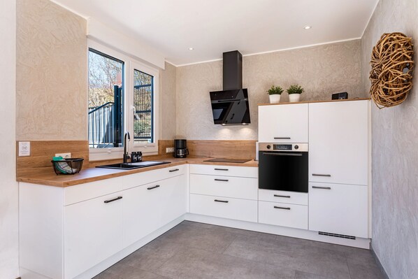 ثلاجة، ميكروويف، فرن، موقد طهي مسطح