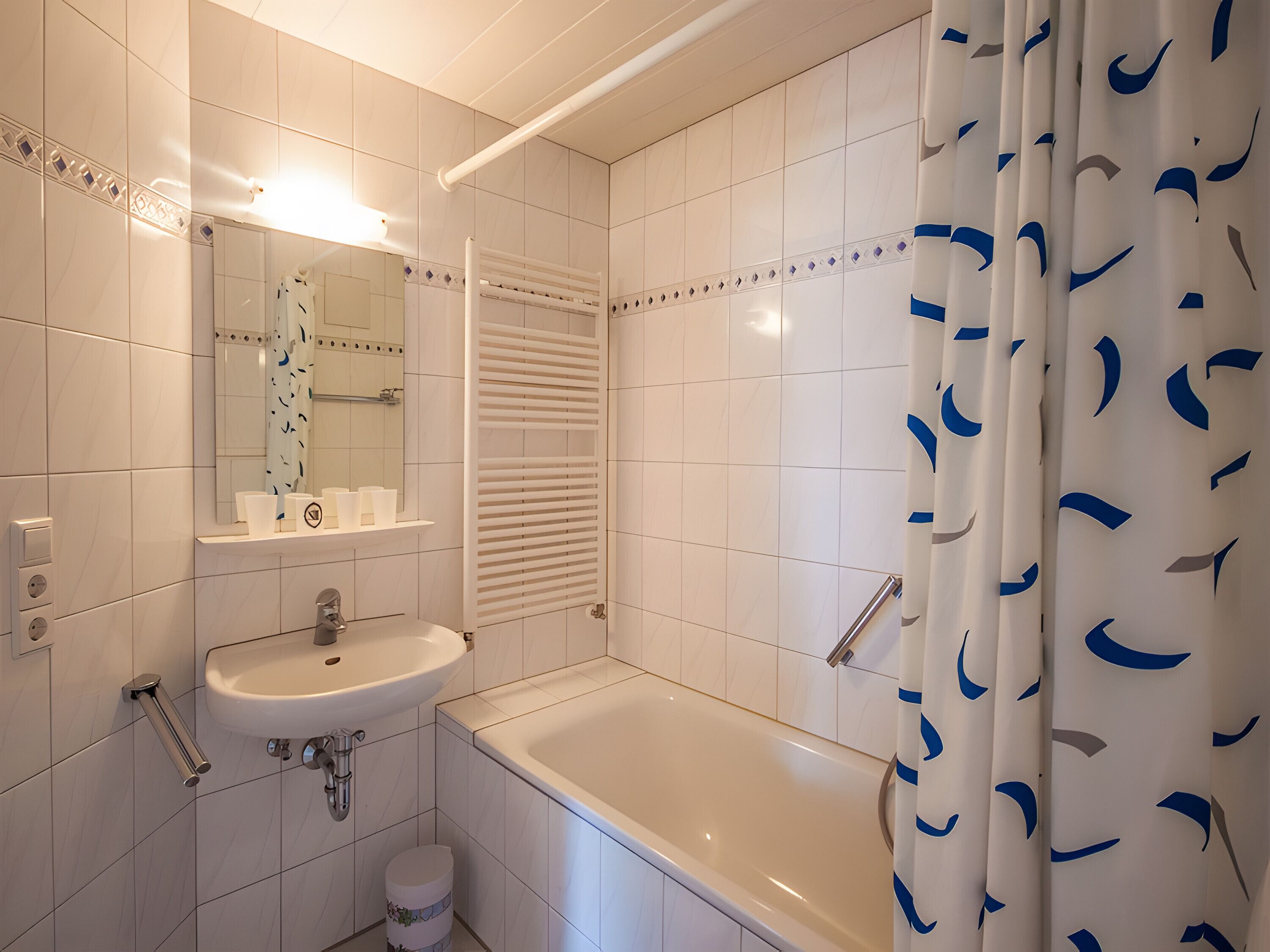 Dusche, Haartrockner, Handtücher