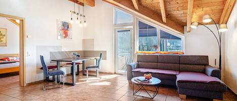 Fernseher, DVD-Player, Tischtennisplatte, Stereoanlage