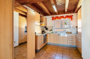 Fridge, microwave, oven, stovetop - Apartment 'Apfelschnitz' with Shared Garden, Balcony and Wi-Fi (Stockach)