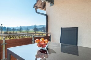 Outdoor dining - Apartment 'Apfelschnitz' with Shared Garden, Balcony and Wi-Fi (Stockach)