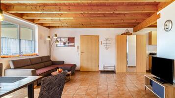 Televisie, een dvd-speler, een tafeltennistafel en een stereo