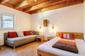 2 bedrooms, free WiFi, bed sheets - Apartment 'Apfelschnitz' with Shared Garden, Balcony and Wi-Fi (Stockach)