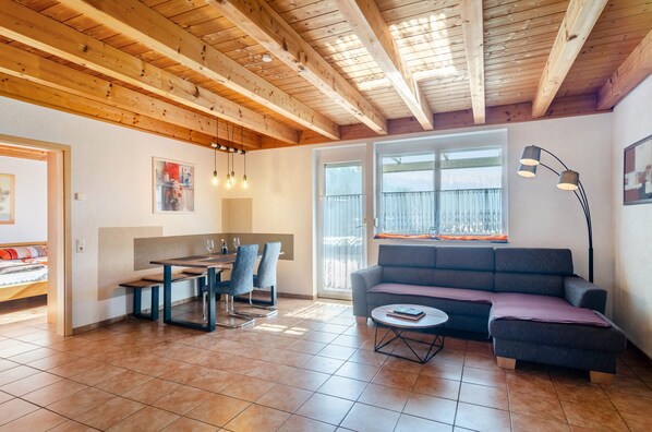 Televisión, reproductor de DVD, tenis de mesa y estéreo