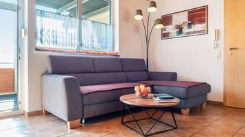 Fernseher, DVD-Player, Tischtennisplatte, Stereoanlage