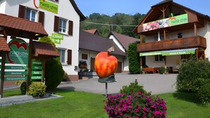 A building with a sign for 'MAIER-LEHN' and a large apple sculpture in front. - Apartment 'Apfelschnitz' with Shared Garden, Balcony and Wi-Fi (Stockach)