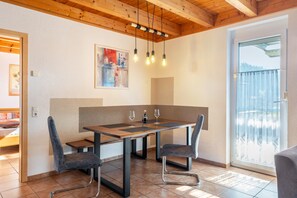 Dining - Apartment 'Apfelschnitz' with Shared Garden, Balcony and Wi-Fi (Stockach)