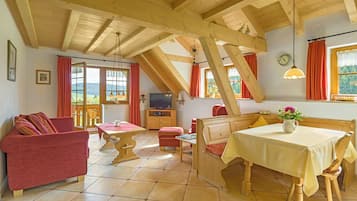 Een televisie, een tafeltennistafel en een stereo