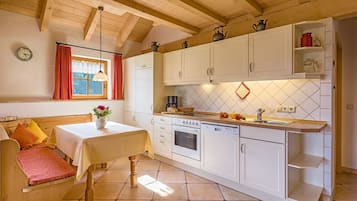 Wasserkocher mit Kaffee-/Teezubehör, Kühlschrank, Ofen, Herdplatte
