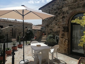 Outdoor dining - Renovated Tuscan-style country house (Castel del Piano)