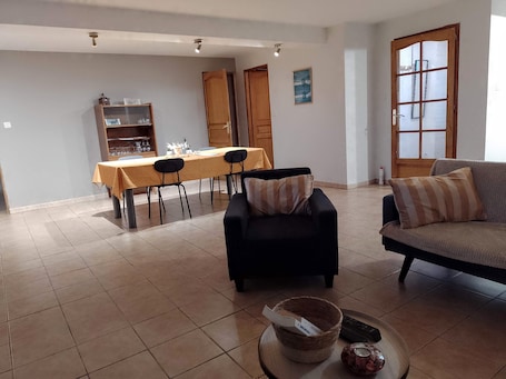 Smart TV, books. Apartment with garden 30min from Lille!