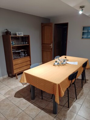 Dining - Apartment with garden 30min from Lille! (Vieux-Berquin)