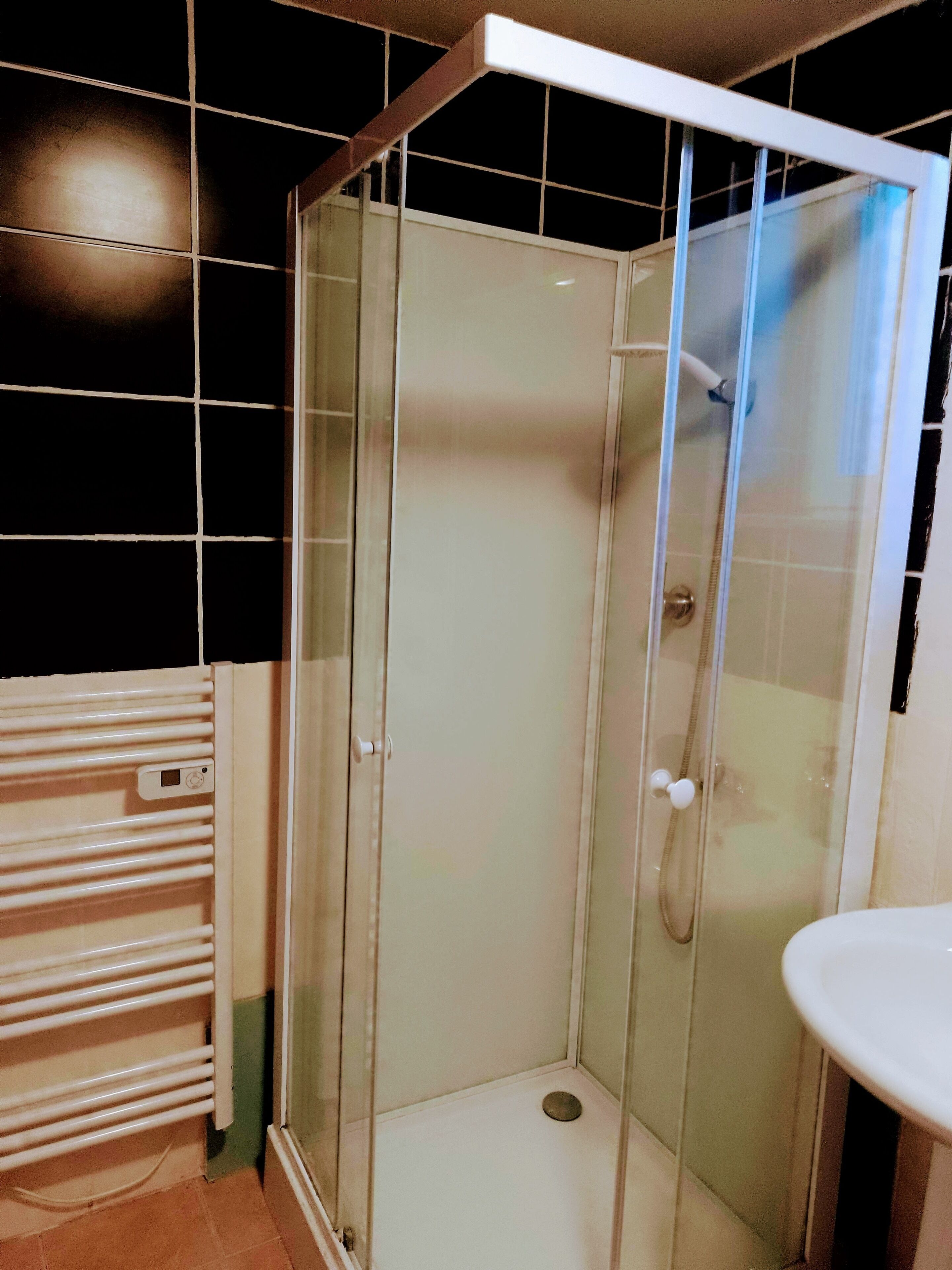 Haartrockner, Handtücher, Toilettenpapier