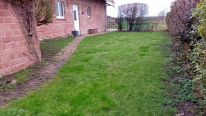 A brick house with a paved pathway leading to a grassy yard. - Apartment with garden 30min from Lille! (Vieux-Berquin)