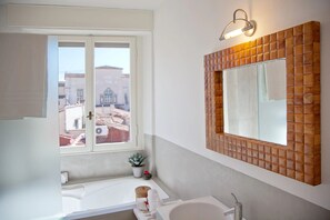 Ducha, secador de pelo, bidé y toallas