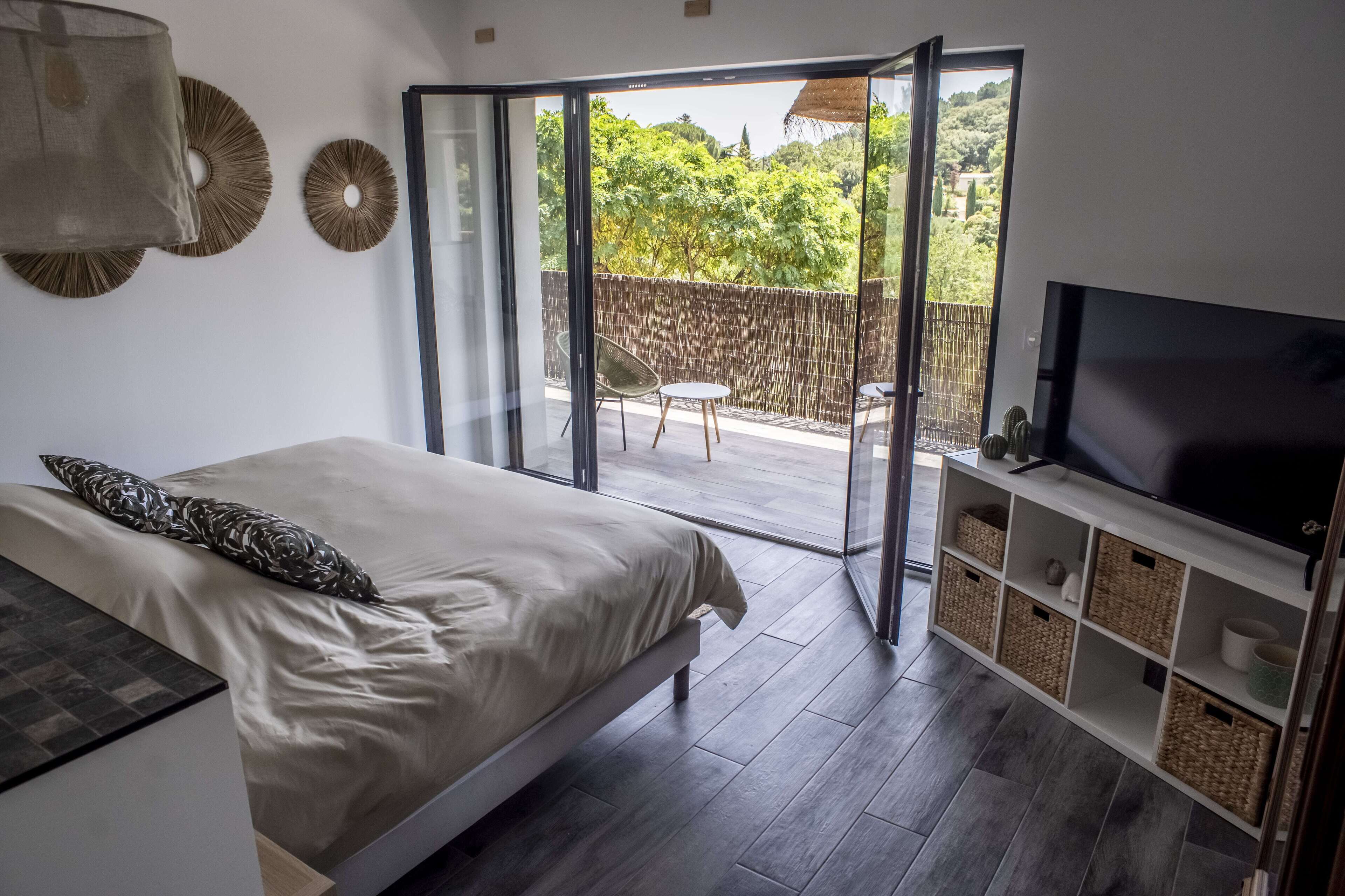 3 chambres, fer et planche à repasser, Wi-Fi, draps fournis