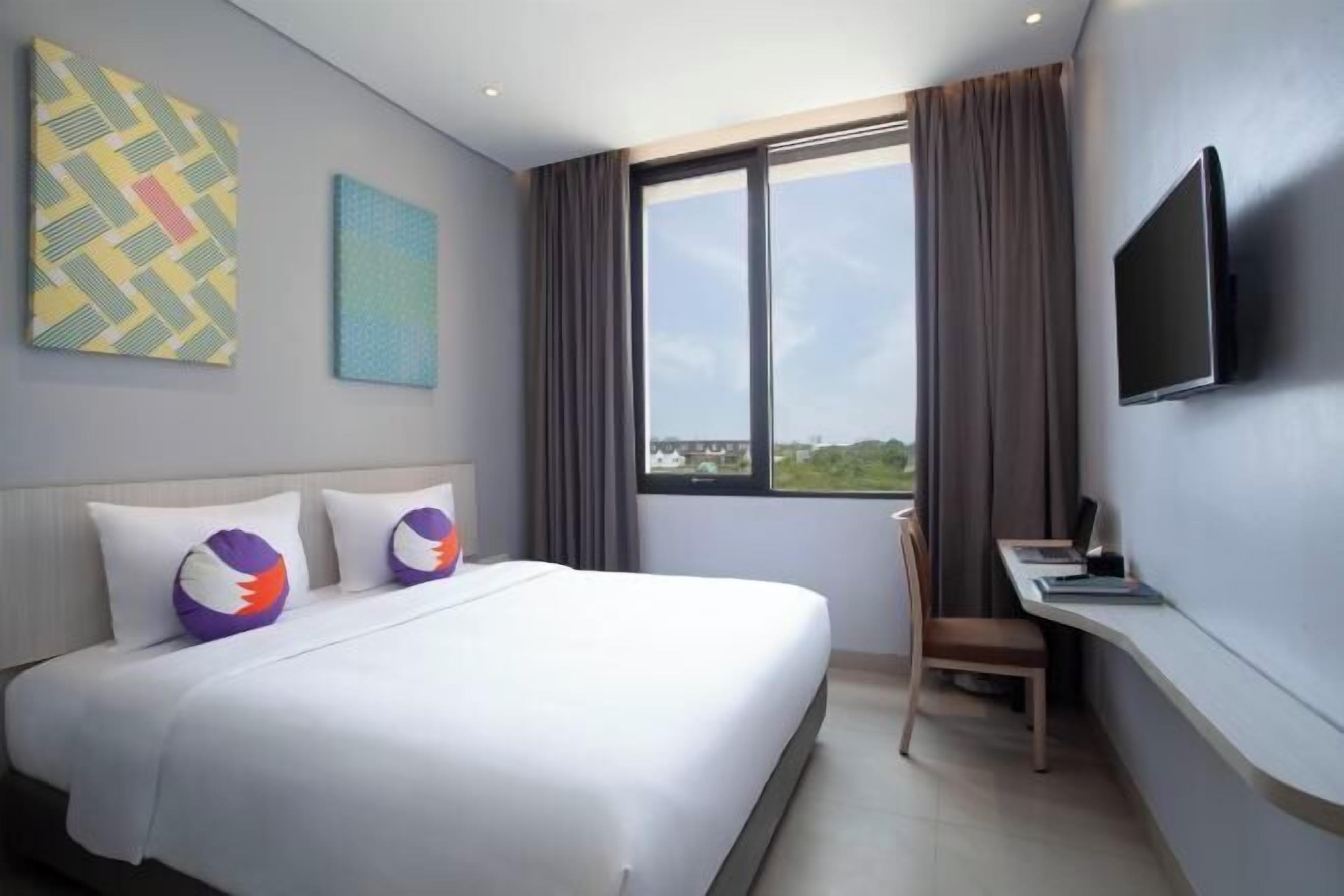 Coffres-forts dans les chambres, bureau, fer et planche à repasser