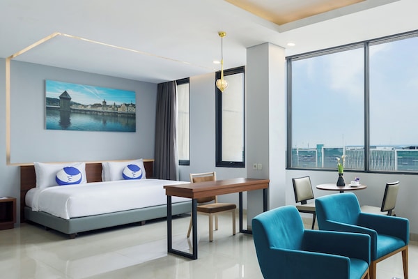 Suite Premier | Brankas, meja kerja, setrika/meja setrika, dan Wi-Fi gratis