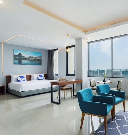 Caja de seguridad en la habitación y escritorio