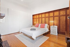 3 bedrooms, desk, iron/ironing board, free WiFi - Lisieux by Ready Set Stay (Middle Park)