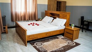 Rom – deluxe, røyk, hageutsikt | Sengetøy av topp kvalitet, memory foam-senger og lydisolert