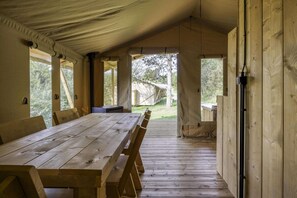 Outdoor dining - Comet Glamping Tent, Ardennes (Signy-l’Abbaye)