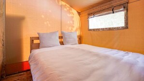 A single bed with white bedding in a tent-style room with a window. - Comet Glamping Tent, Ardennes (Signy-l’Abbaye)