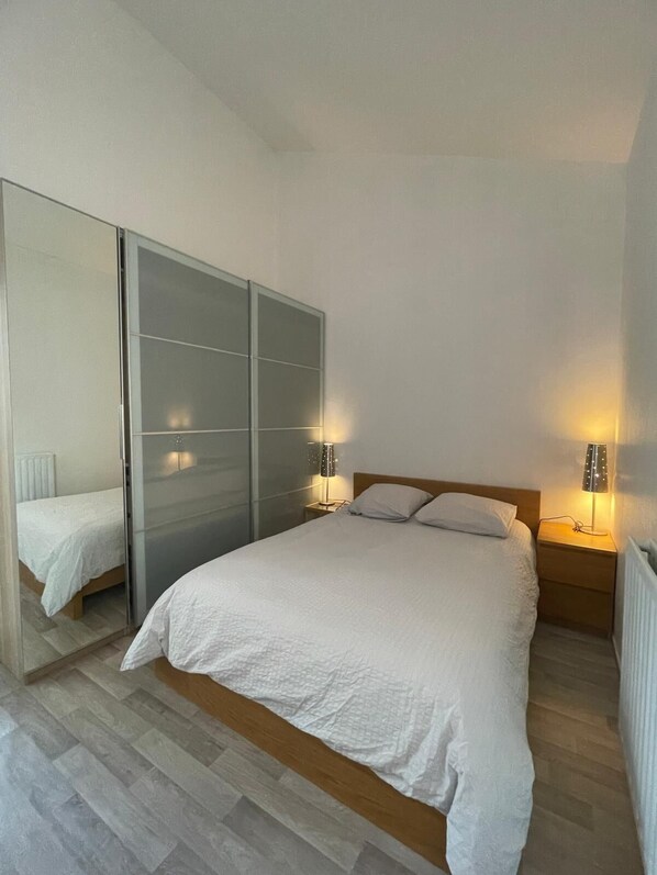 3 bedrooms, iron/ironing board, WiFi, bed sheets