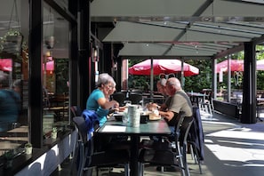 Apartment | Outdoor dining
