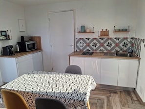 Ovn, kogeplade, højstol, køkkentøj/tallerkener/redskaber