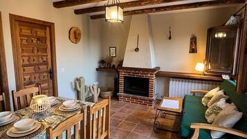 TV connectée, cheminée, livres