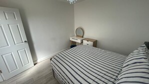 1 bedroom, WiFi, bed sheets - Exquisite 1 Bedroom (Orpington)