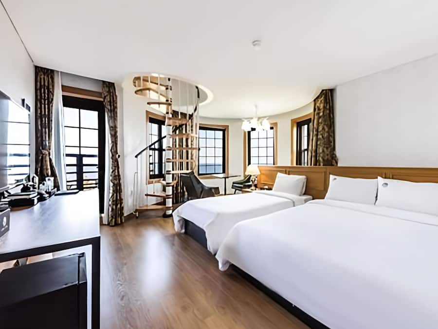 Luxury Twin Room, Balcony, Ocean View | Desk, free WiFi