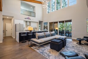 Fernseher, Kamin, Tischfußball, Arbeitsbereiche