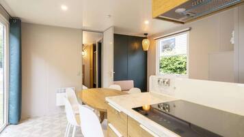 Réfrigérateur, micro-ondes, plaque de cuisson, cafetière/bouilloire