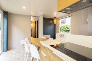 Réfrigérateur, four à micro-ondes, surface de cuisson, cafetière-théière