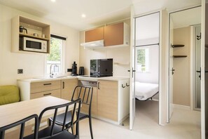 Kühlschrank, Mikrowelle, Herdplatte, Wasserkocher mit Kaffee-/Teezubehör