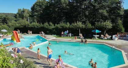 Estancia en la naturaleza con jardín