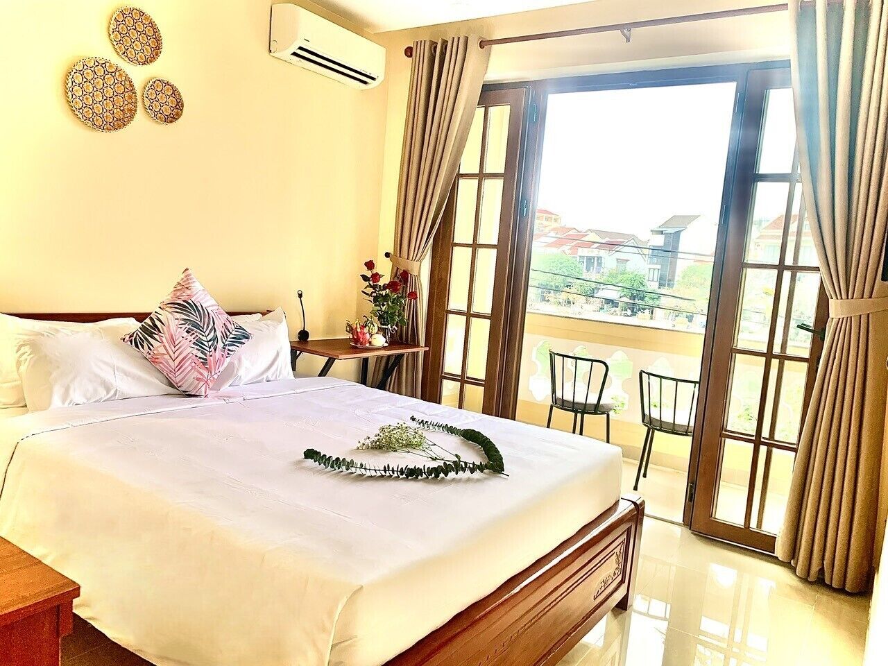 华丽双人房, 河景 | 起居区 | 32-英寸智能电视 （配备有线频道）、收费电影