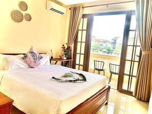 デラックス ダブルルーム リバービュー | リビング エリア | 32 インチのスマートテレビ (ケーブル放送視聴可)、有料ムービー